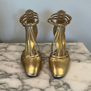 Good chanel heels. Worn only a few times. Stunning and super comfortable.